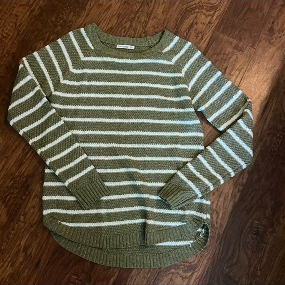 Pink clover green and white sweater high low hem